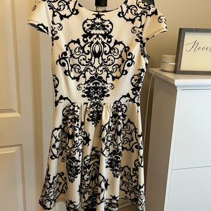 Adorable black and white dress perfect for cocktails, brunch, or a night out!